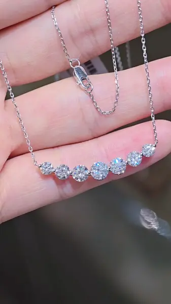 Колье «Улыбка» из семи бриллиантов, 2,37 ct