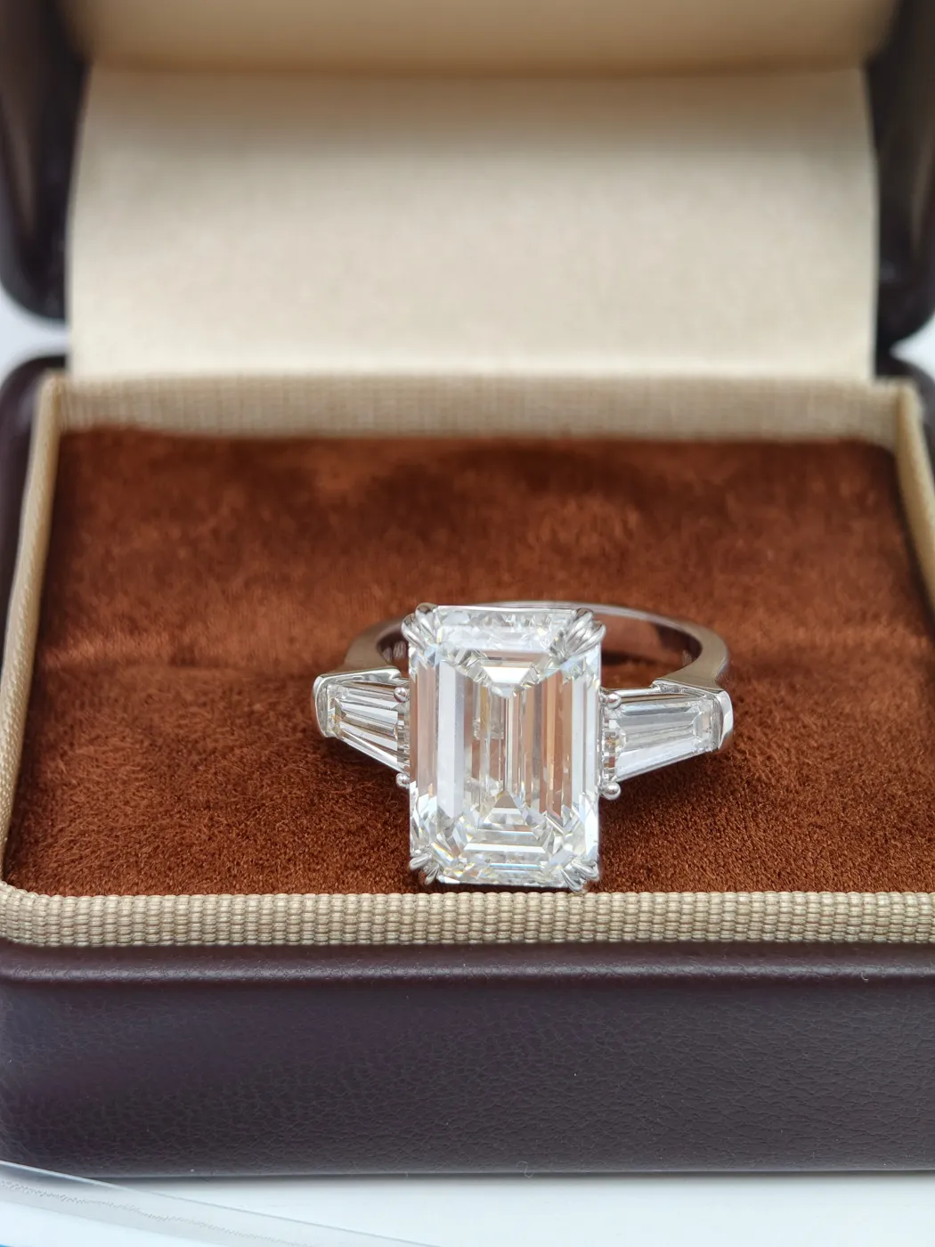 Кольцо «Изумруд» с боковыми трапециями, 10 ct — фото 1