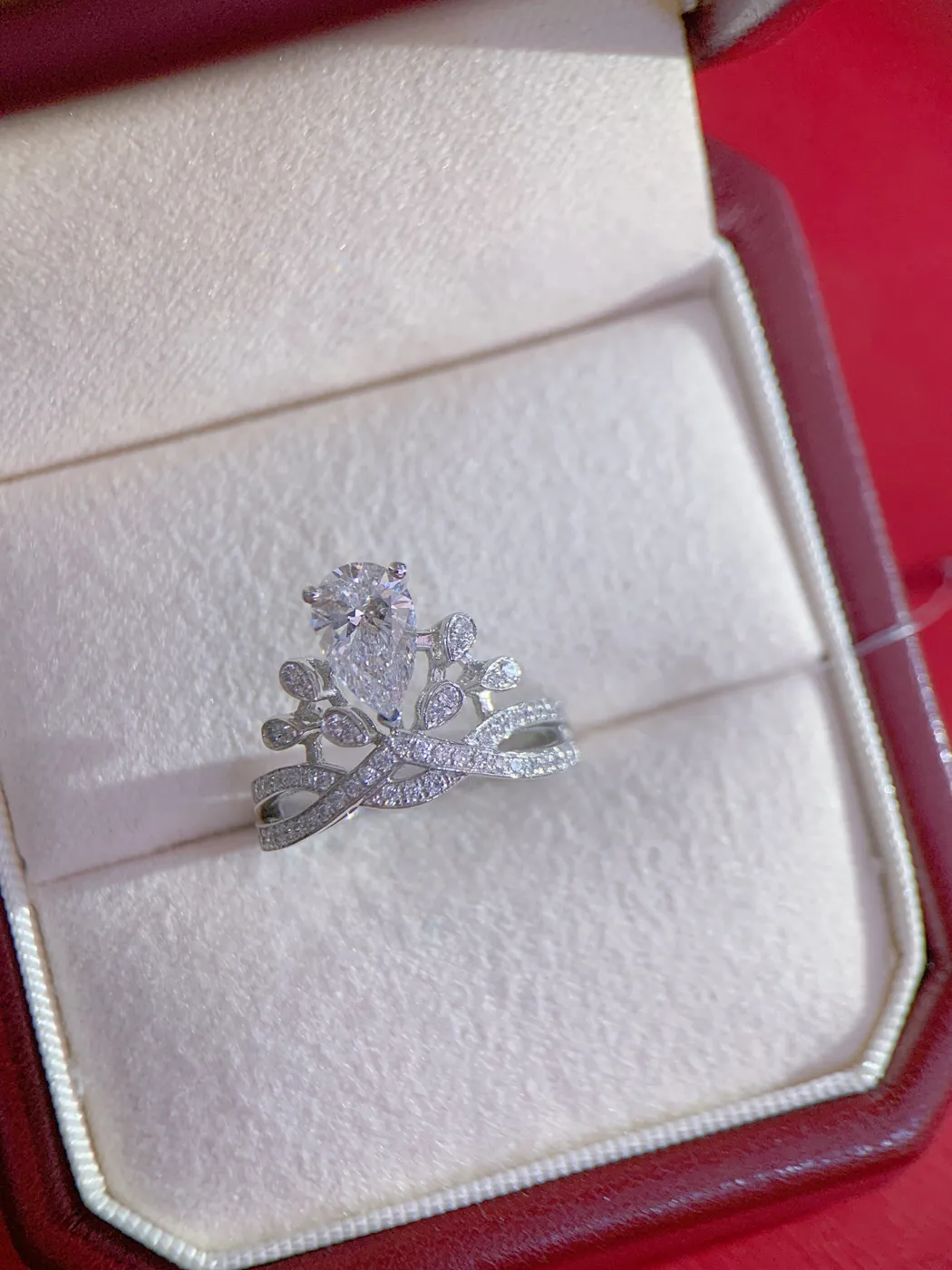 Кольцо «Корона» с бриллиантом «Груша», 1,07 ct — фото 1