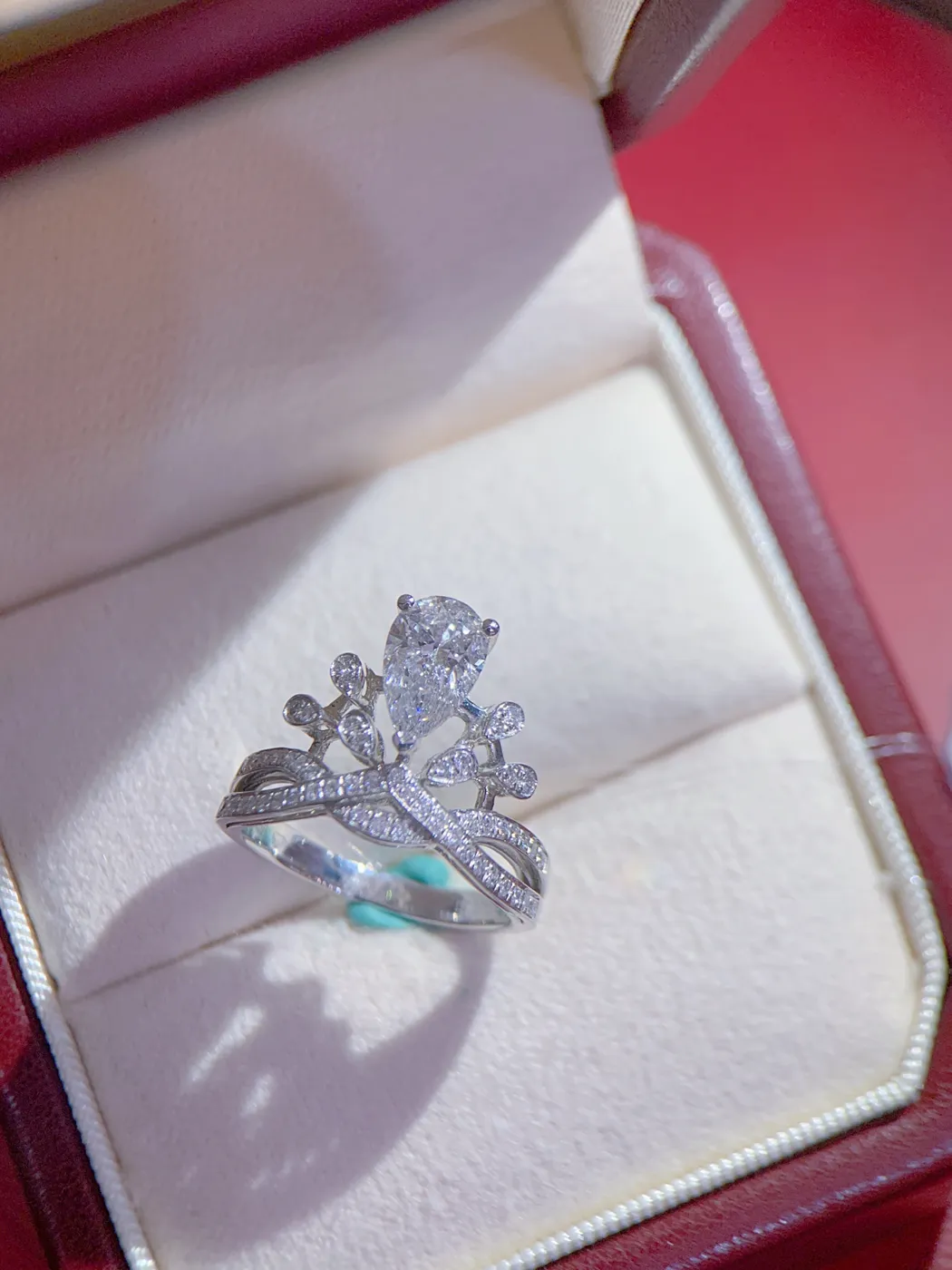 Кольцо «Корона» с бриллиантом «Груша», 1,07 ct — фото 3