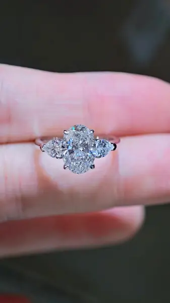 Кольцо «Овал» с тремя камнями, 2,07 ct