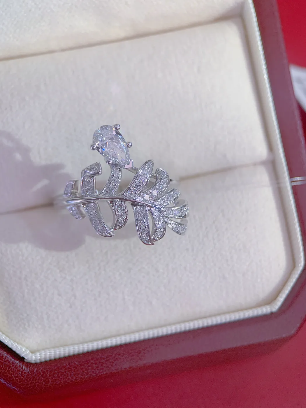 Кольцо «Перо» с бриллиантом «Груша», 0,51 ct — фото 1