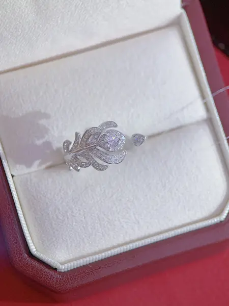 Кольцо «Перо» с бриллиантом «Груша», 0,62 ct