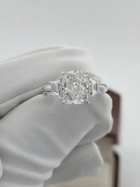 Кольцо «Радиант» с боковыми трапециями, 3,34 ct