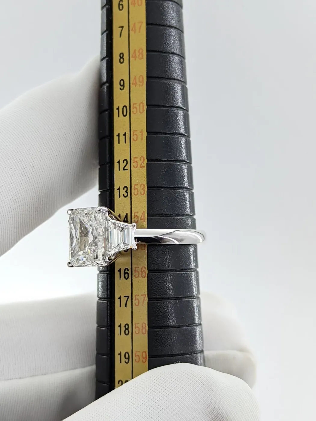 Кольцо «Радиант» с боковыми трапециями, 3,34 ct — фото 2