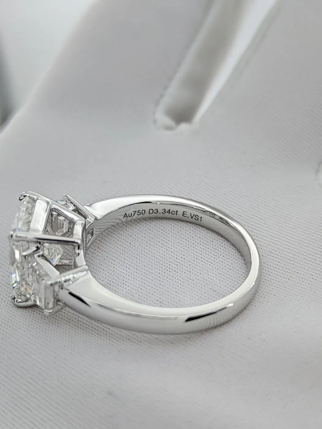 Кольцо «Радиант» с боковыми трапециями, 3,34 ct — фото 4