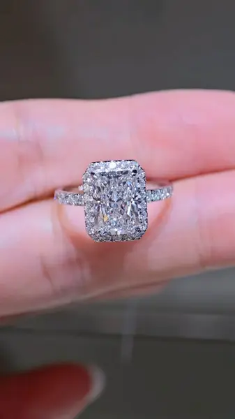 Кольцо «Радиант» в ореоле, 3,06 ct