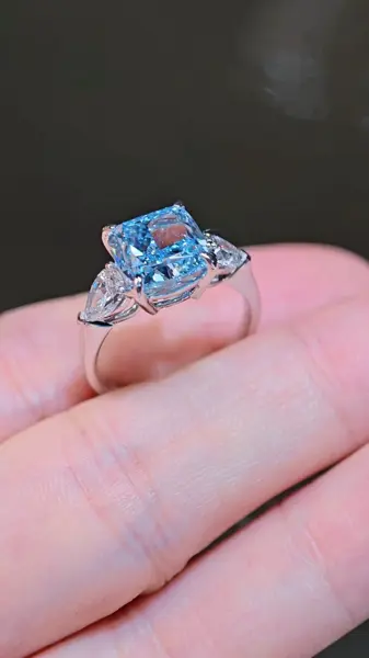 Кольцо с голубым бриллиантом «Кушон», 5,09 ct