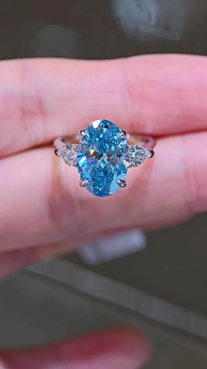 Кольцо с голубым бриллиантом «Овал» с тремя камнями, 5,01 ct — фото 3