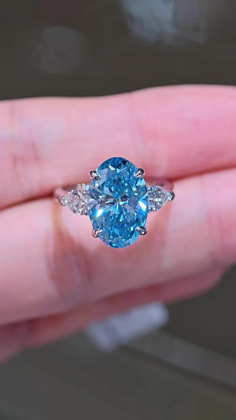 Кольцо с голубым бриллиантом «Овал» с тремя камнями, 5,01 ct — фото 4
