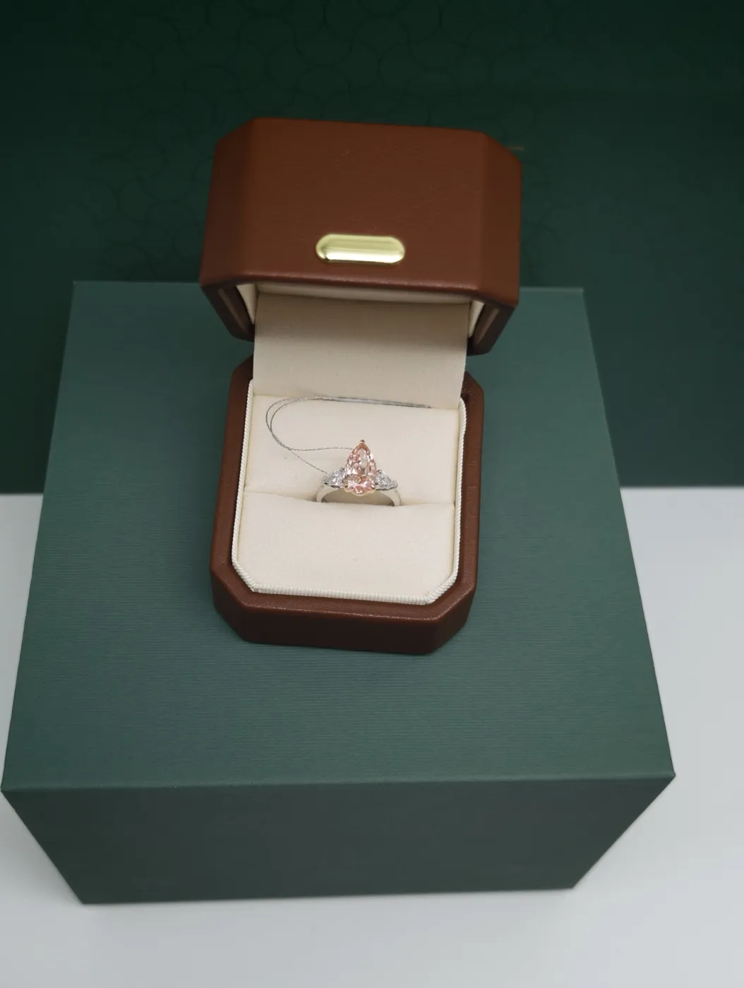Кольцо с розовым бриллиантом «Груша» и боковыми камнями, 3 ct — фото 1