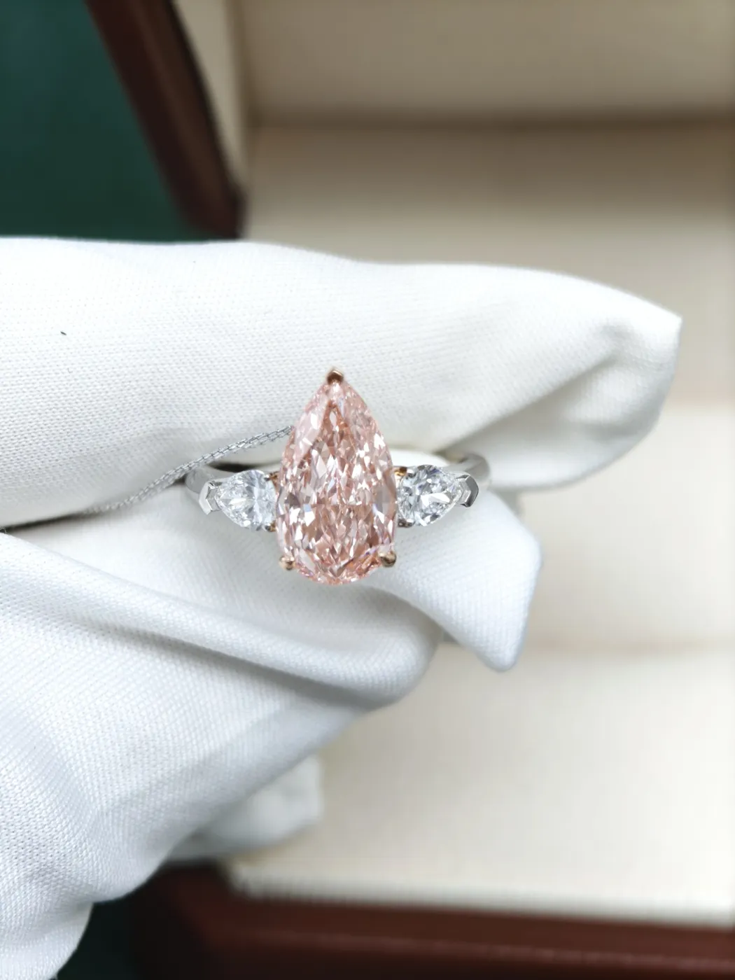 Кольцо с розовым бриллиантом «Груша» и боковыми камнями, 3 ct — фото 3