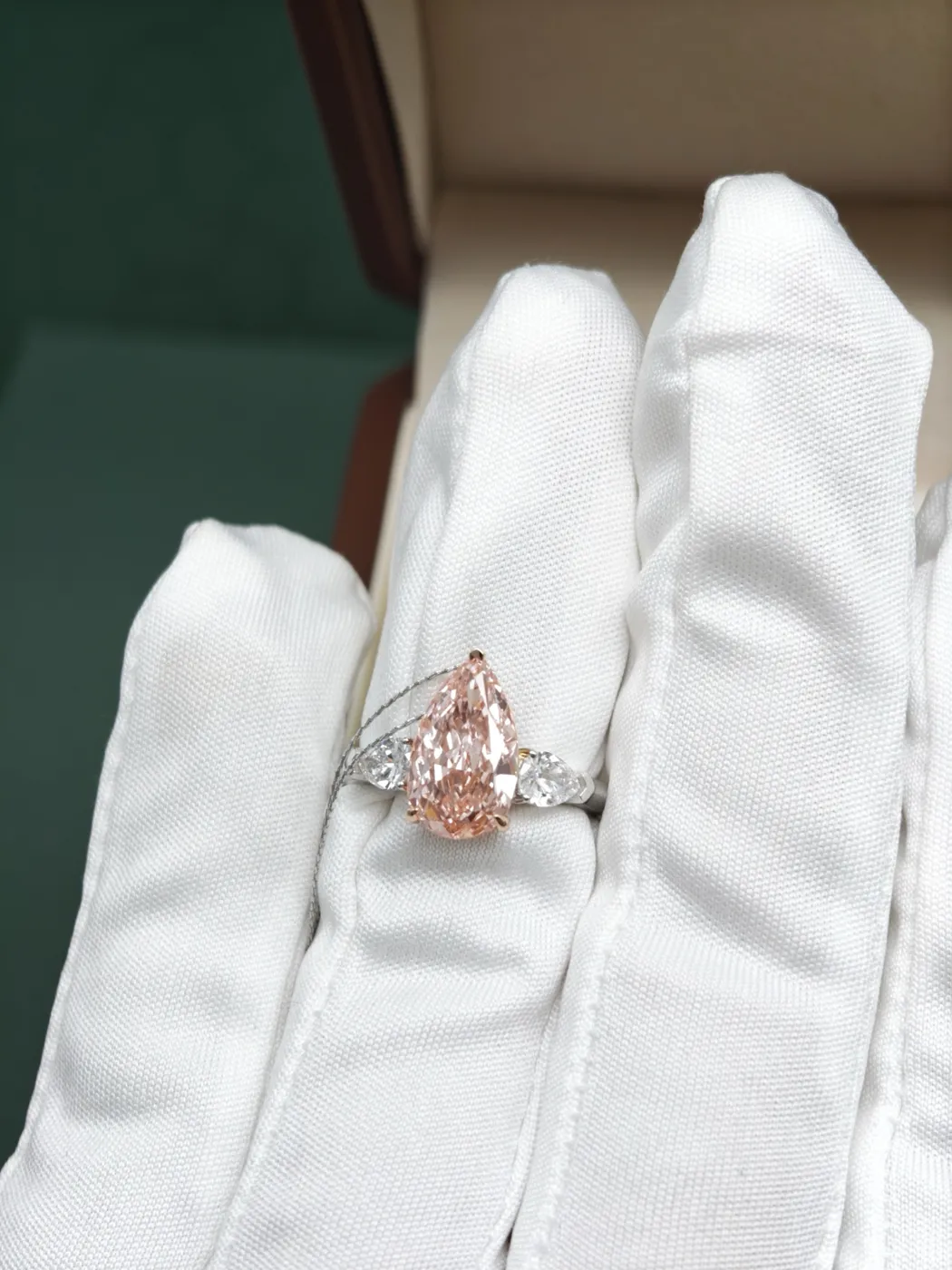 Кольцо с розовым бриллиантом «Груша» и боковыми камнями, 3 ct — фото 5