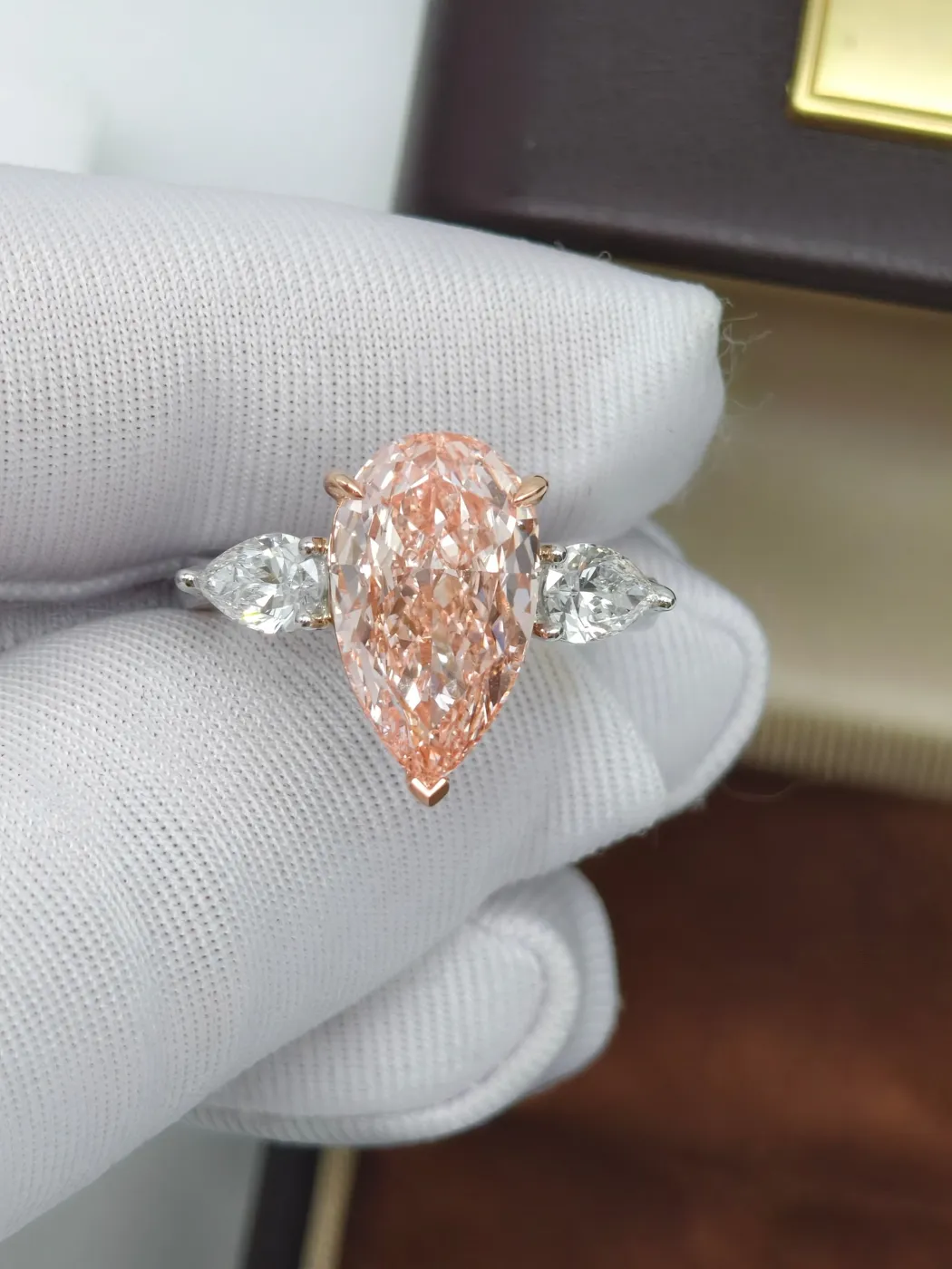Кольцо с розовым бриллиантом «Груша» и боковыми камнями, 5 ct — фото 1