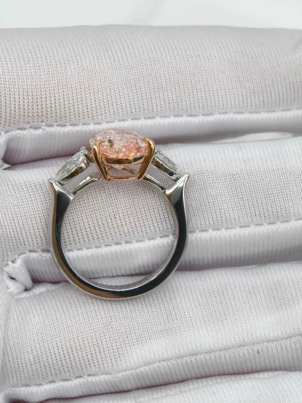 Кольцо с розовым бриллиантом «Груша» и боковыми камнями, 5 ct — фото 2