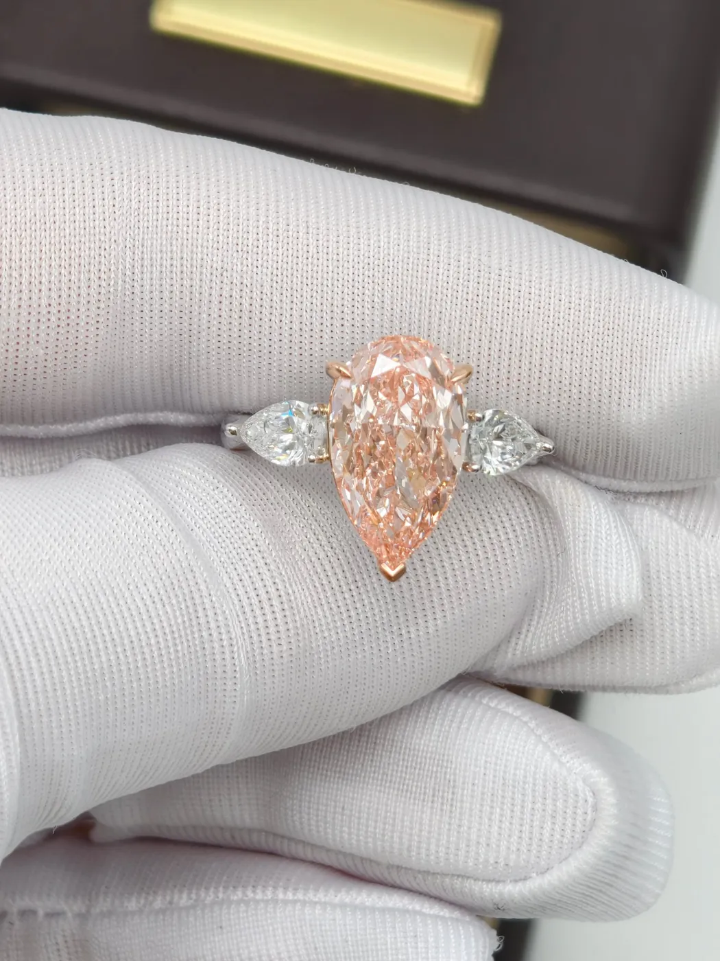 Кольцо с розовым бриллиантом «Груша» и боковыми камнями, 5 ct — фото 3