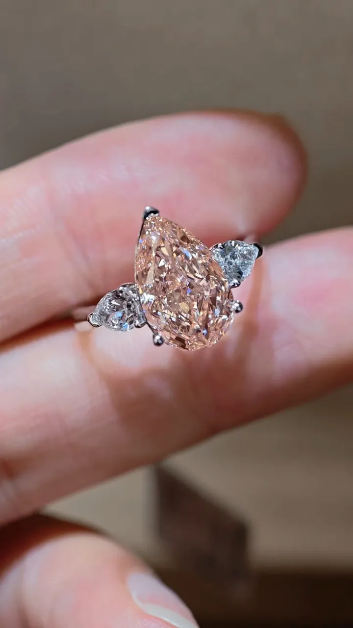 Кольцо с розовым бриллиантом «Груша» с тремя камнями, 4,01 ct — фото 1
