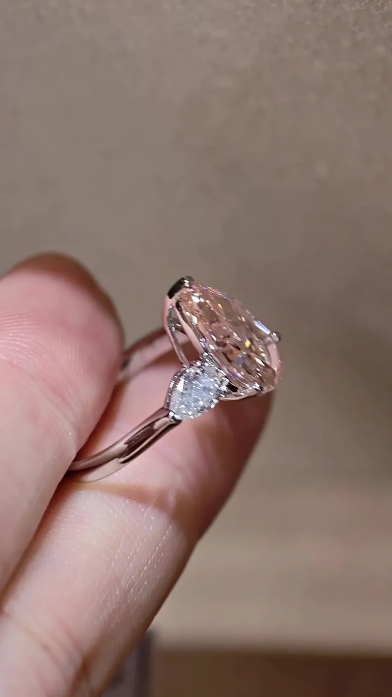 Кольцо с розовым бриллиантом «Груша» с тремя камнями, 4,01 ct — фото 2
