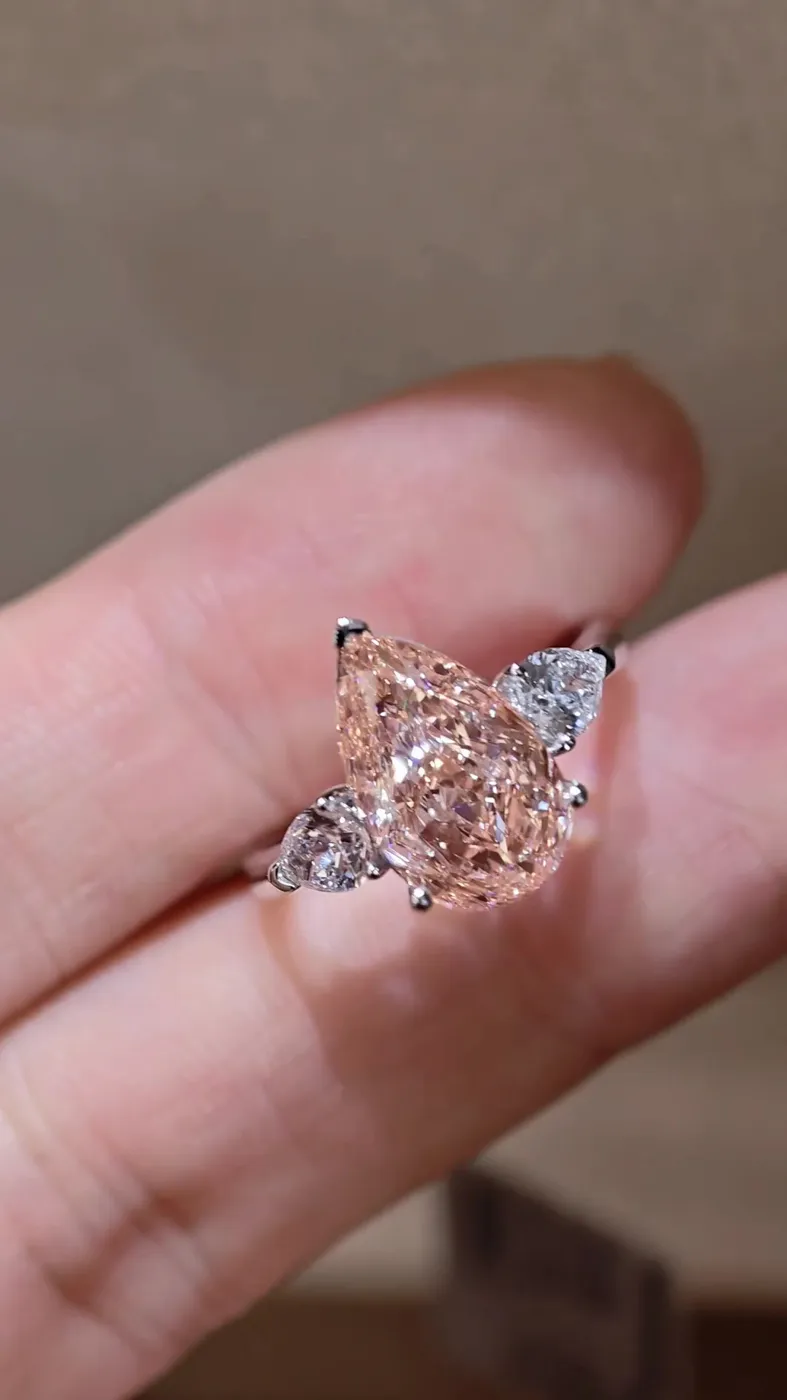 Кольцо с розовым бриллиантом «Груша» с тремя камнями, 4,01 ct — фото 3