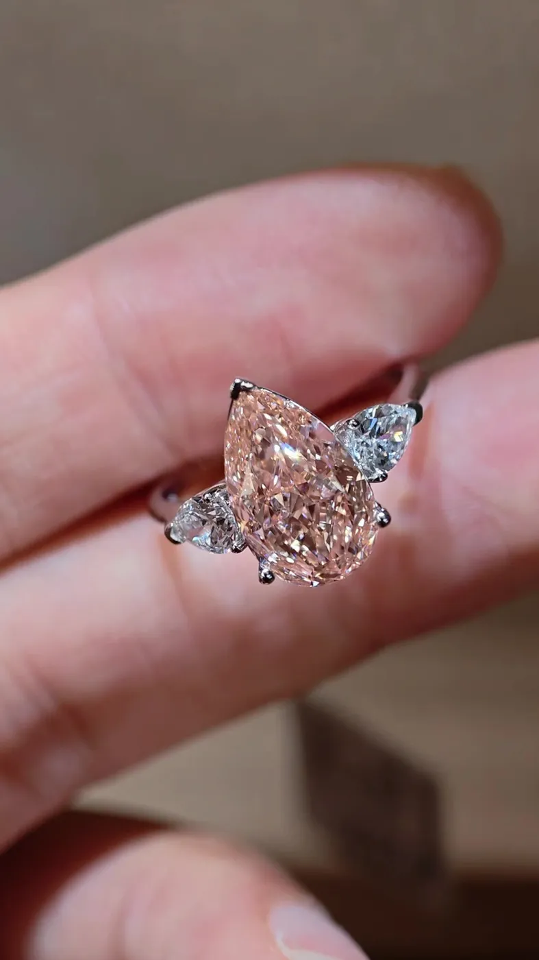 Кольцо с розовым бриллиантом «Груша» с тремя камнями, 4,01 ct — фото 4