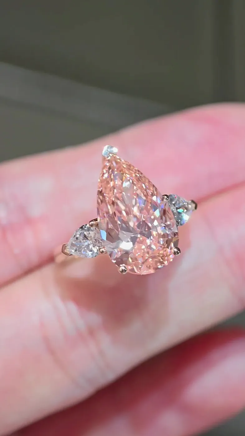 Кольцо с розовым бриллиантом «Груша» с тремя камнями, 6,03 ct — фото 2