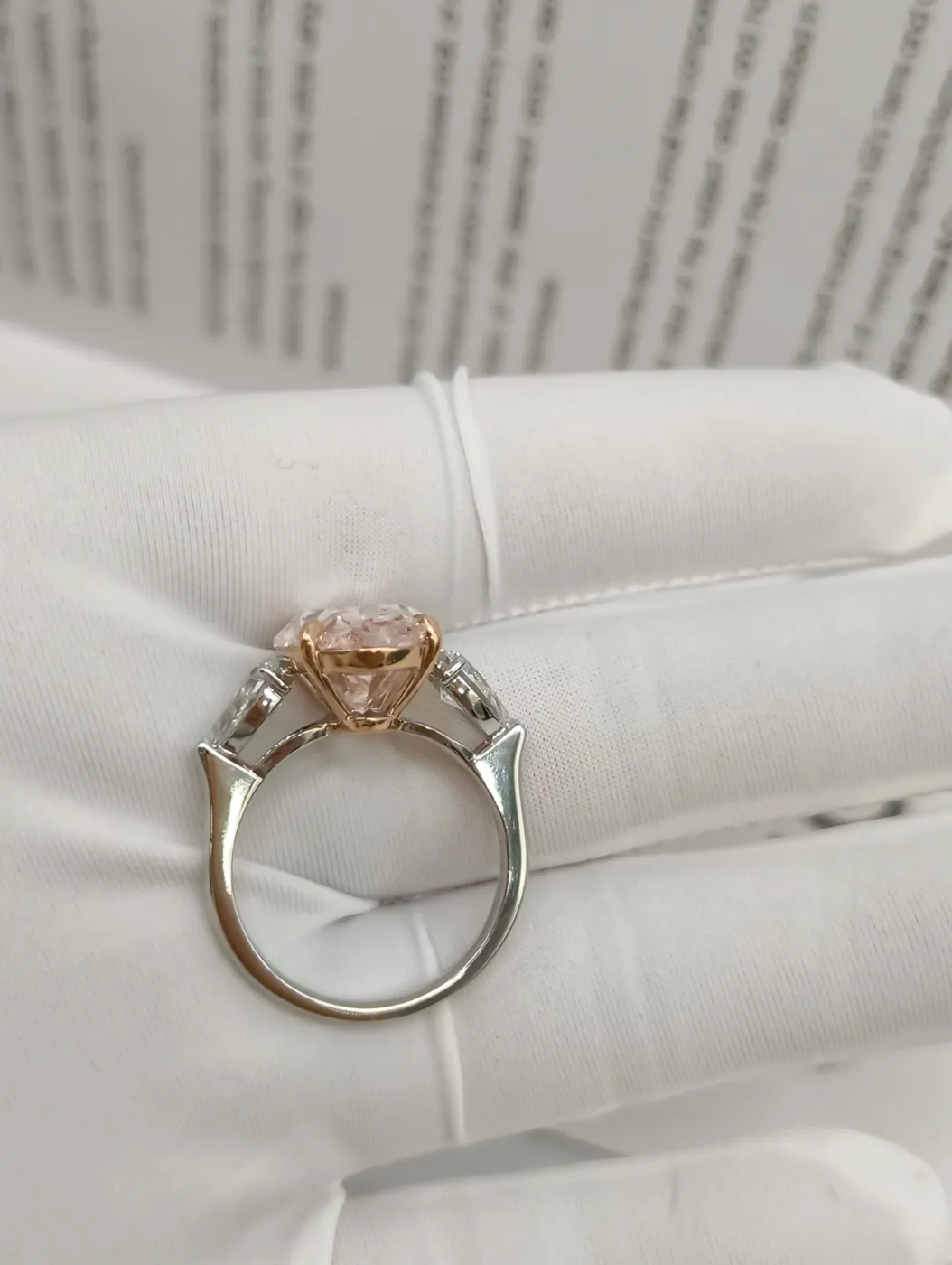 Кольцо с розовым бриллиантом «Овал» и боковыми камнями, 10 ct — фото 1