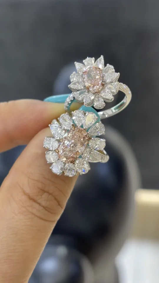 Кольцо с розовым бриллиантом «Овал» в ореоле-цветке, 2,5 ct — фото 1