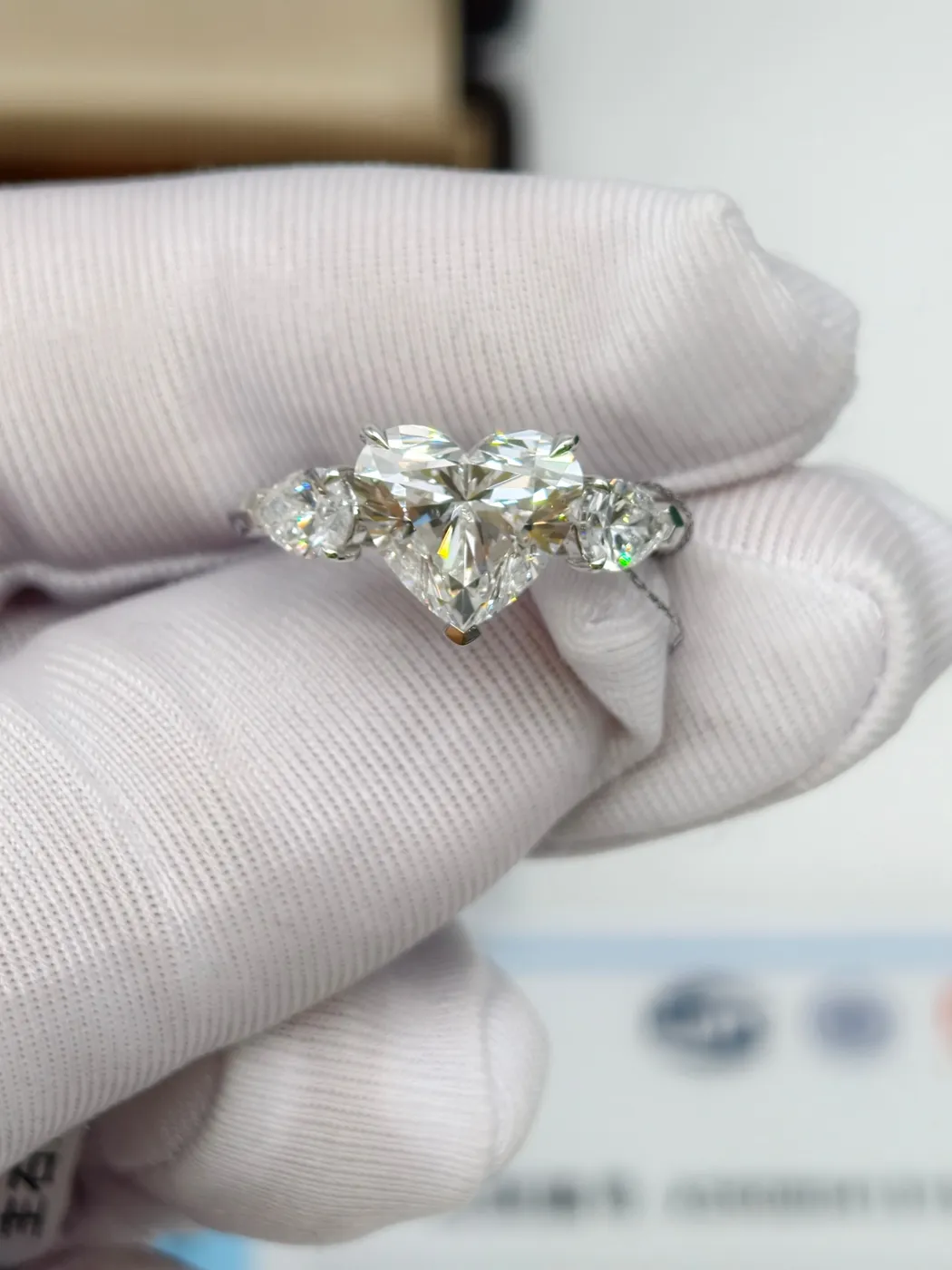 Кольцо с тремя камнями «Сердце», 3 ct — фото 1