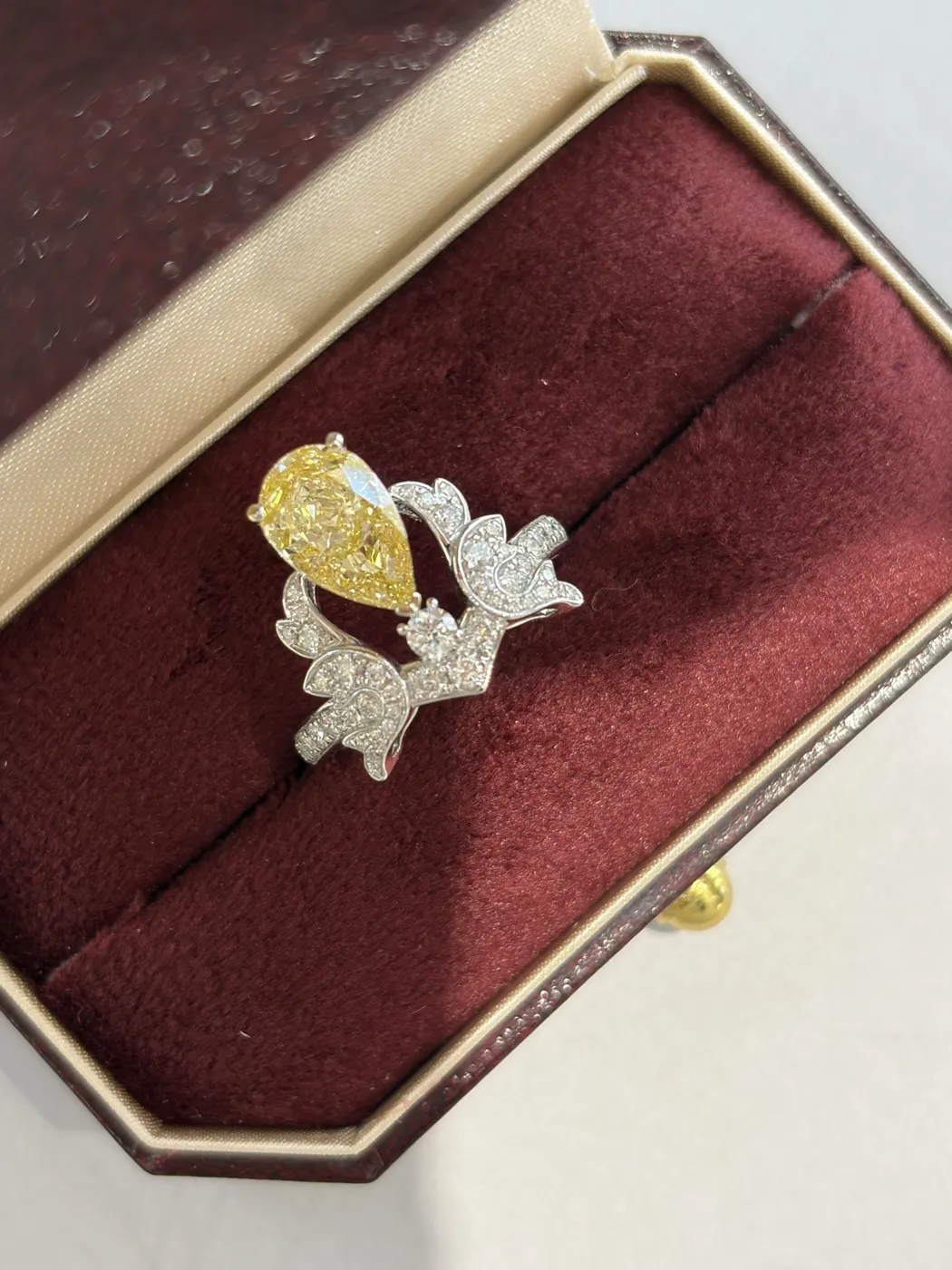 Кольцо с жёлтым бриллиантом «Груша», 2 ct — фото 3