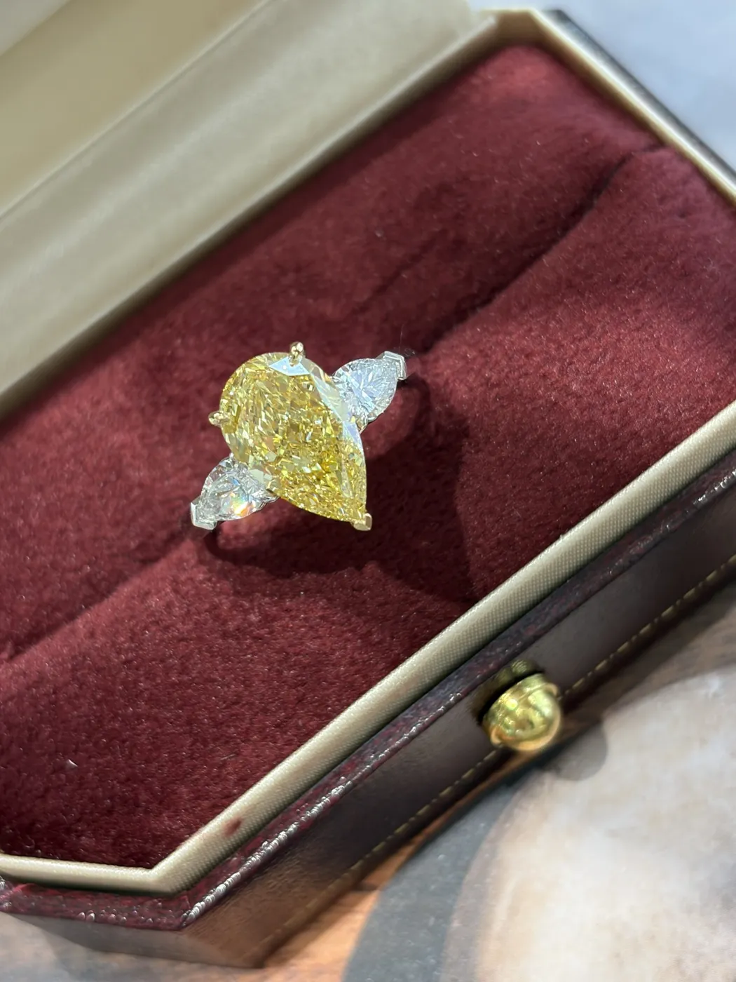 Кольцо с жёлтым бриллиантом «Груша», 3 ct — фото 2