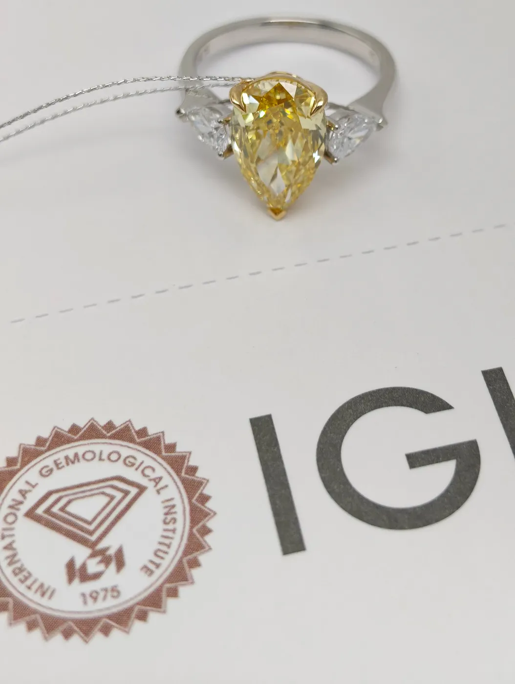 Кольцо с жёлтым бриллиантом «Груша» и боковыми камнями, 4 ct — фото 1