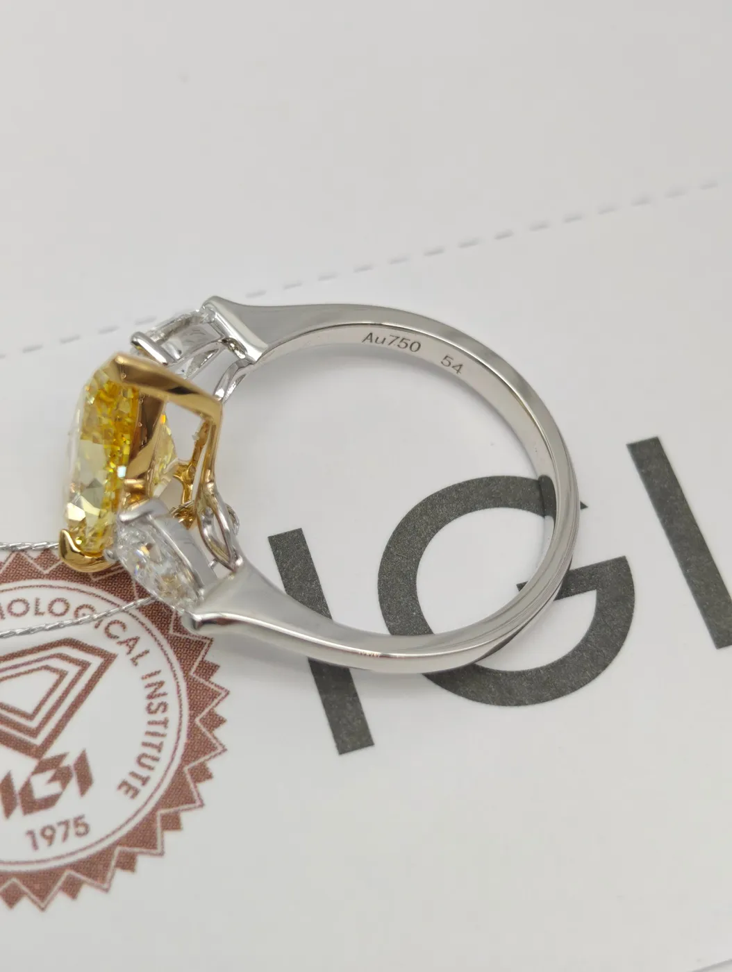 Кольцо с жёлтым бриллиантом «Груша» и боковыми камнями, 4 ct — фото 2