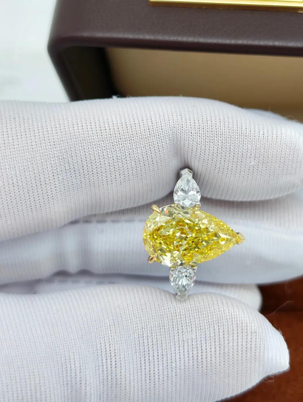 Кольцо с жёлтым бриллиантом «Груша» и боковыми камнями, 5 ct — фото 1