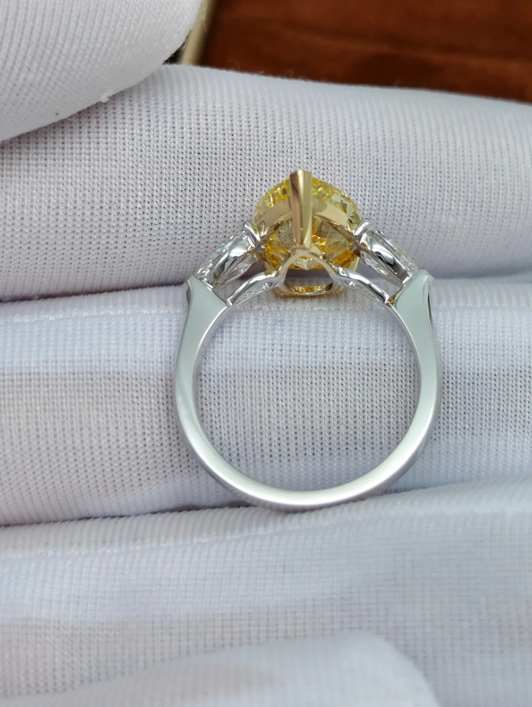 Кольцо с жёлтым бриллиантом «Груша» и боковыми камнями, 5 ct — фото 2