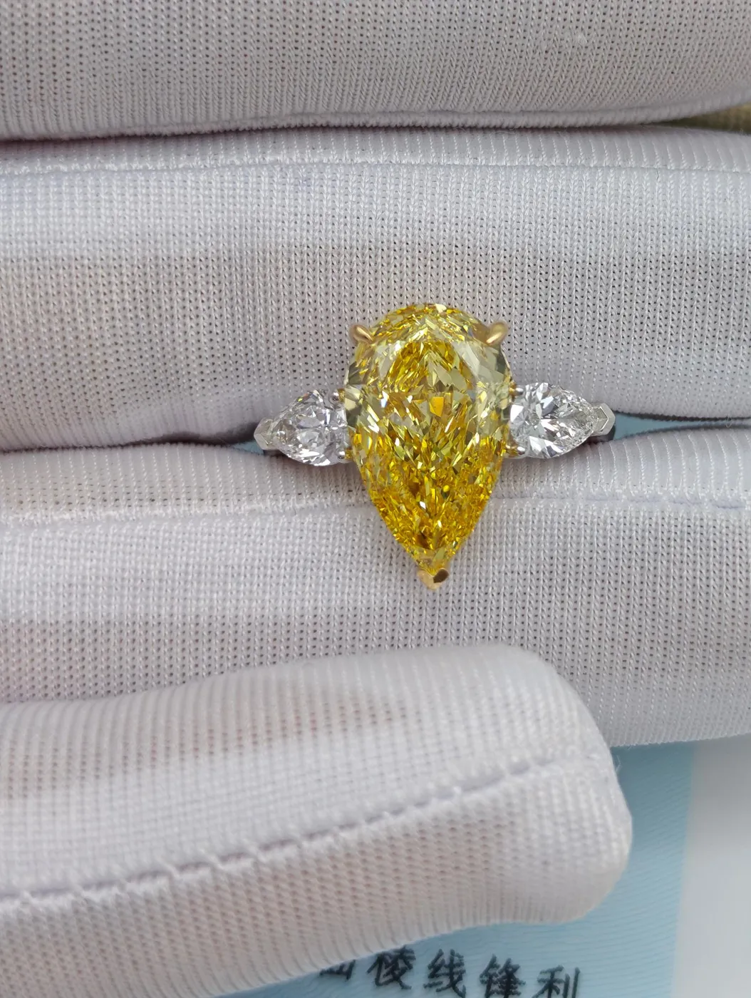 Кольцо с жёлтым бриллиантом «Груша» и боковыми камнями, 5 ct — фото 3