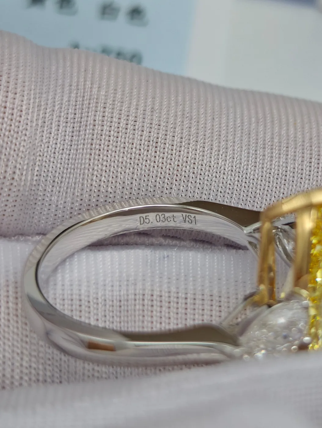 Кольцо с жёлтым бриллиантом «Груша» и боковыми камнями, 5 ct — фото 5