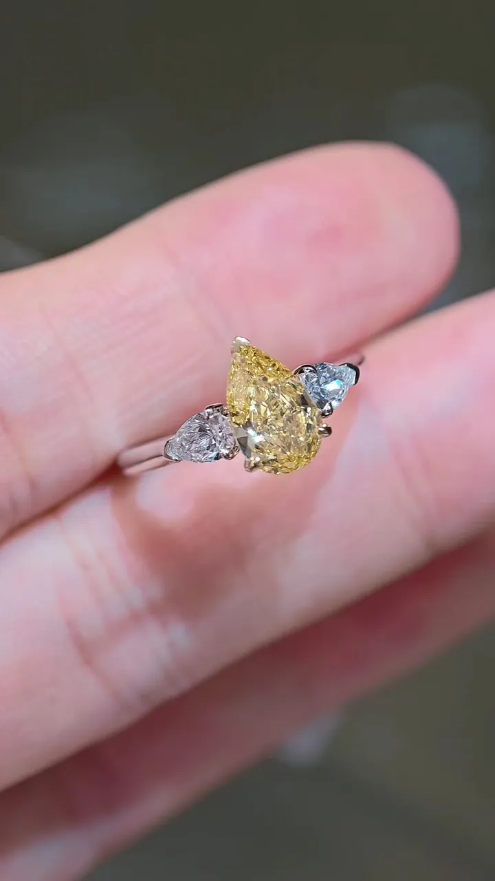 Кольцо с жёлтым бриллиантом «Груша» с тремя камнями, 1,55 ct — фото 1
