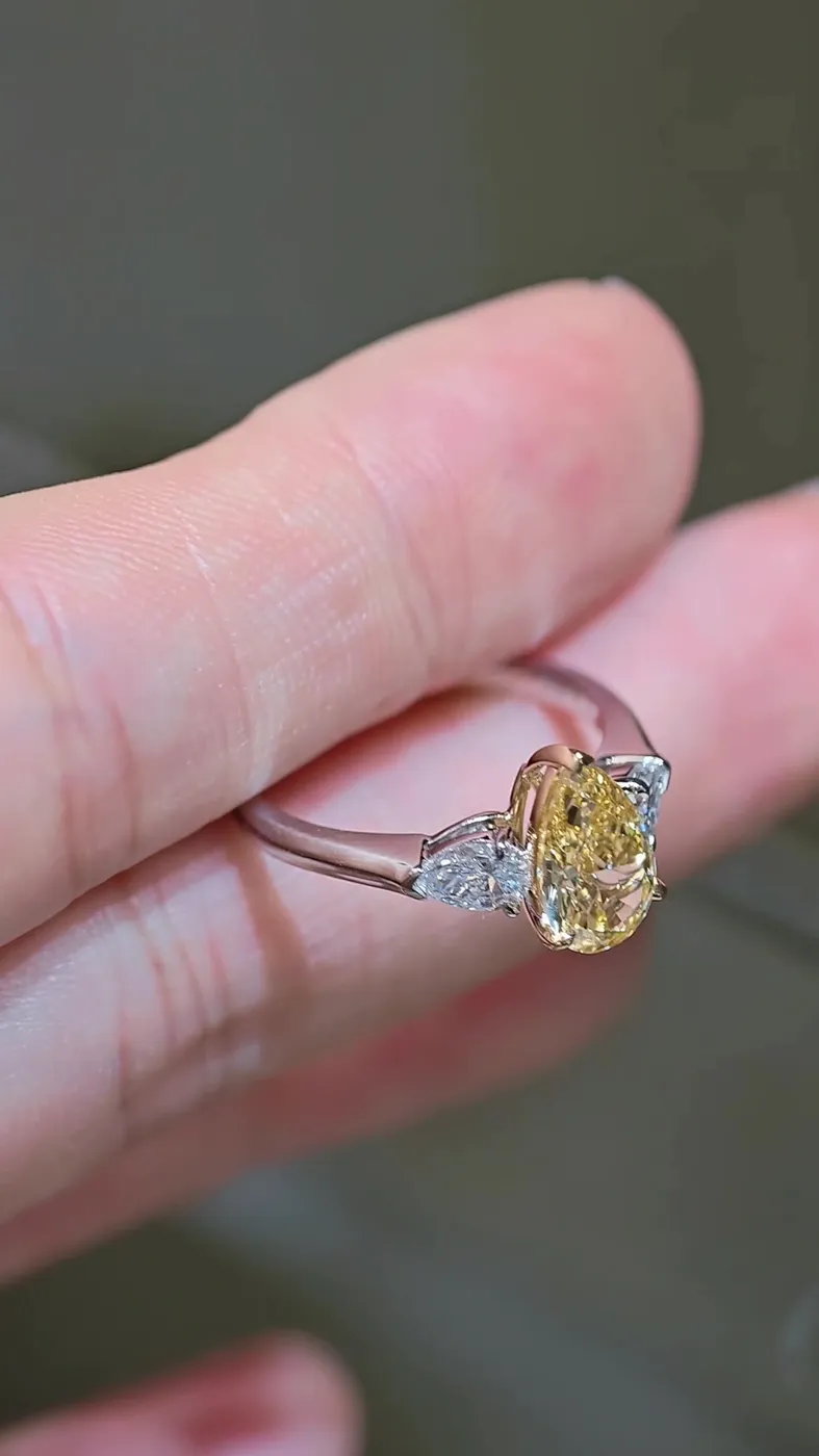 Кольцо с жёлтым бриллиантом «Груша» с тремя камнями, 1,55 ct — фото 2