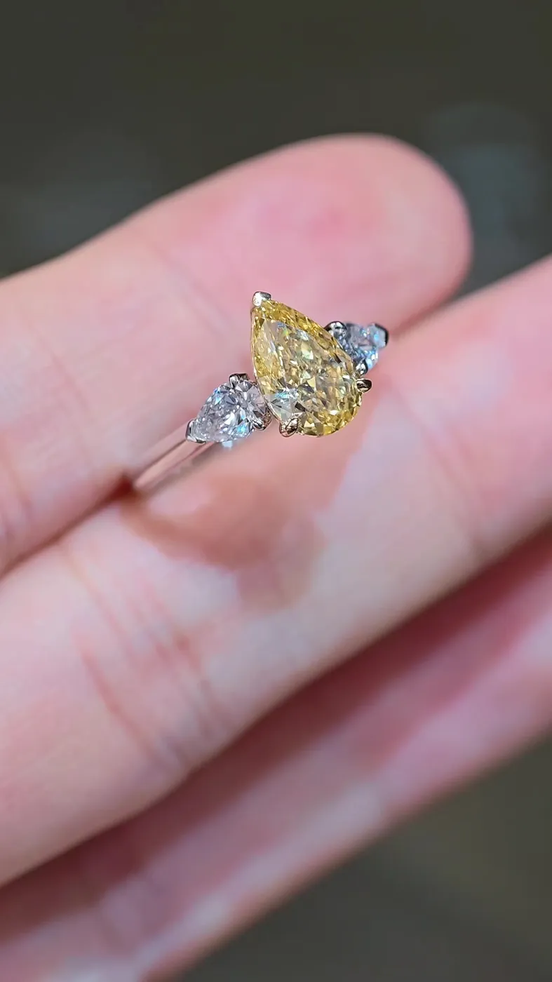 Кольцо с жёлтым бриллиантом «Груша» с тремя камнями, 1,55 ct — фото 3