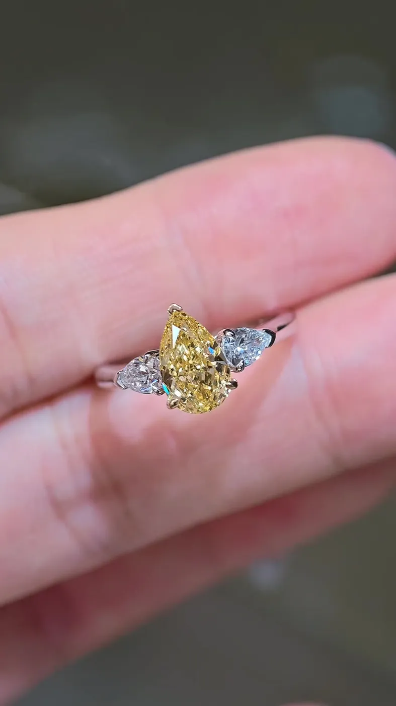 Кольцо с жёлтым бриллиантом «Груша» с тремя камнями, 1,55 ct — фото 4