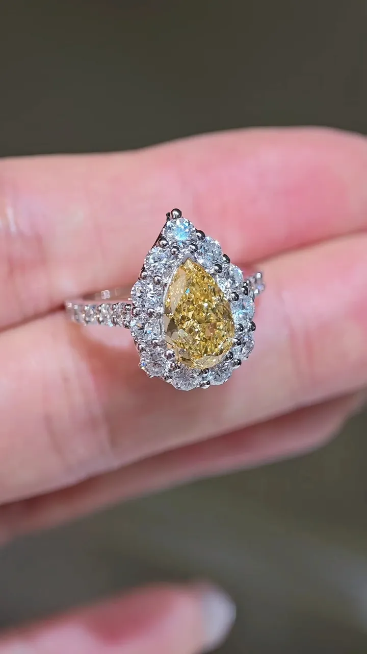 Кольцо с жёлтым бриллиантом «Груша» с тремя камнями, 2,5 ct — фото 1