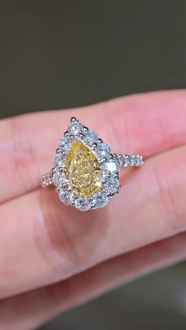 Кольцо с жёлтым бриллиантом «Груша» с тремя камнями, 2,5 ct — фото 2