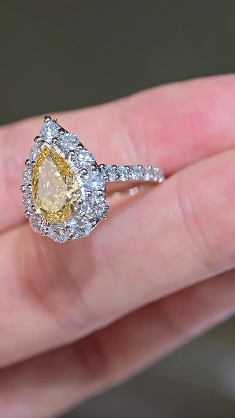 Кольцо с жёлтым бриллиантом «Груша» с тремя камнями, 2,5 ct — фото 3