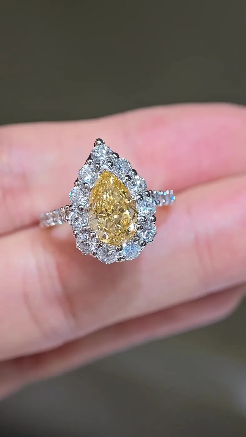 Кольцо с жёлтым бриллиантом «Груша» с тремя камнями, 2,5 ct — фото 4