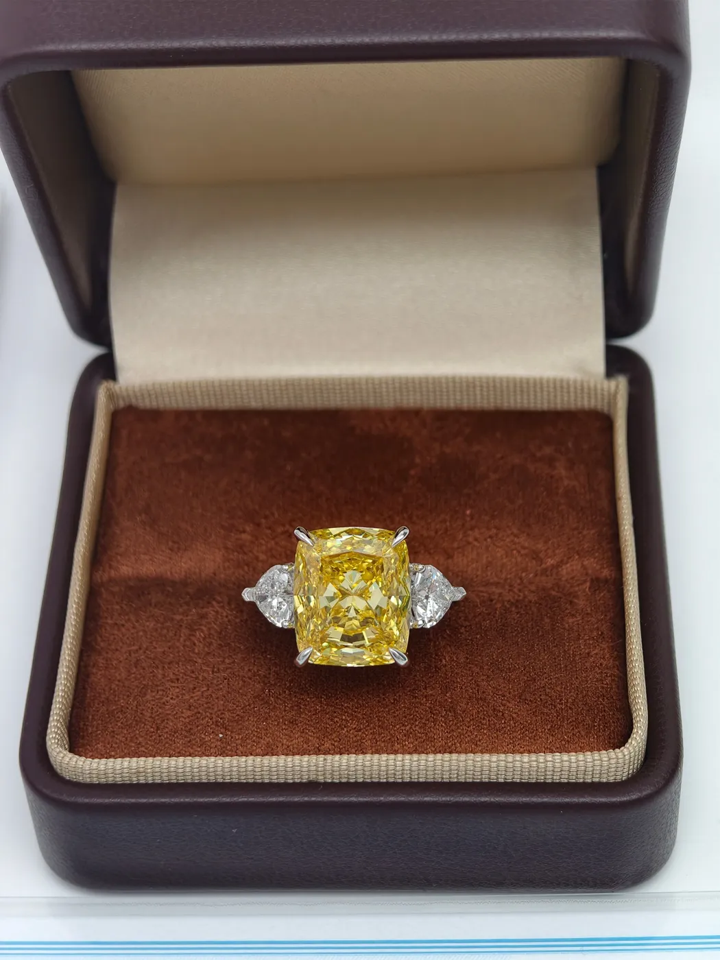 Кольцо с жёлтым бриллиантом «Кушон» и боковыми камнями, 10 ct — фото 1