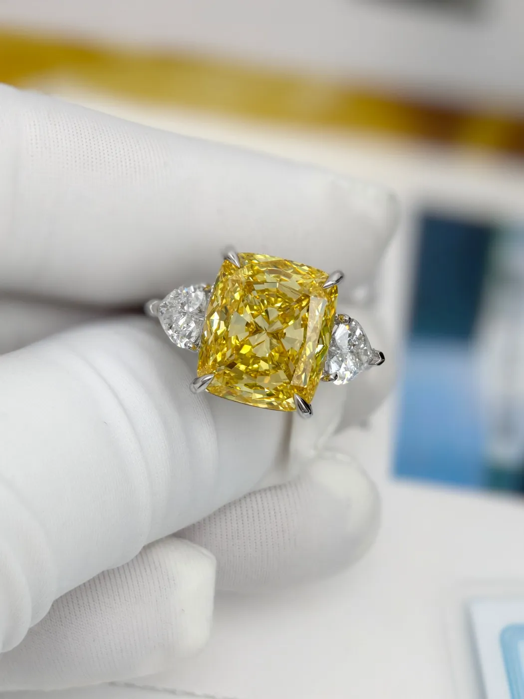 Кольцо с жёлтым бриллиантом «Кушон» и боковыми камнями, 10 ct — фото 3