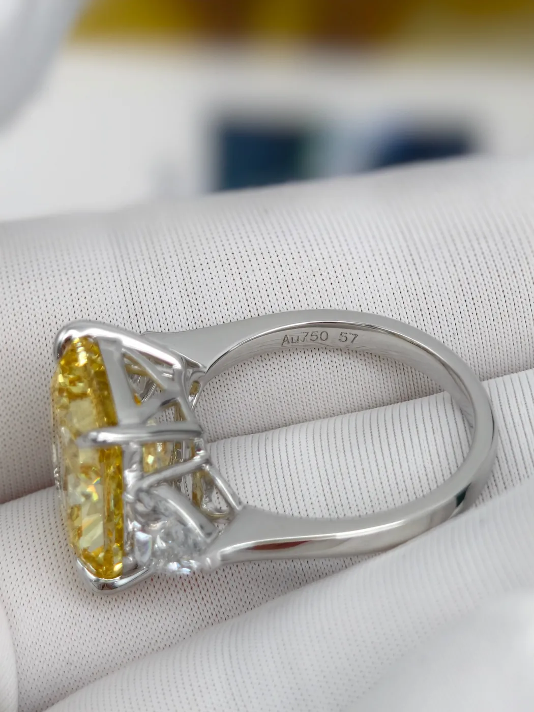 Кольцо с жёлтым бриллиантом «Кушон» и боковыми камнями, 10 ct — фото 4