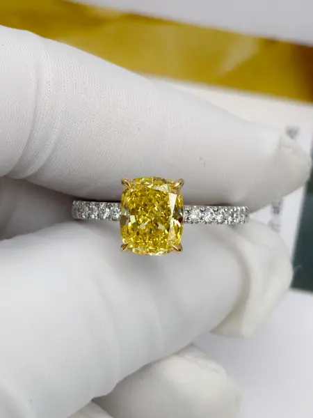 Кольцо с жёлтым бриллиантом «Кушон» и дорожкой, 3 ct