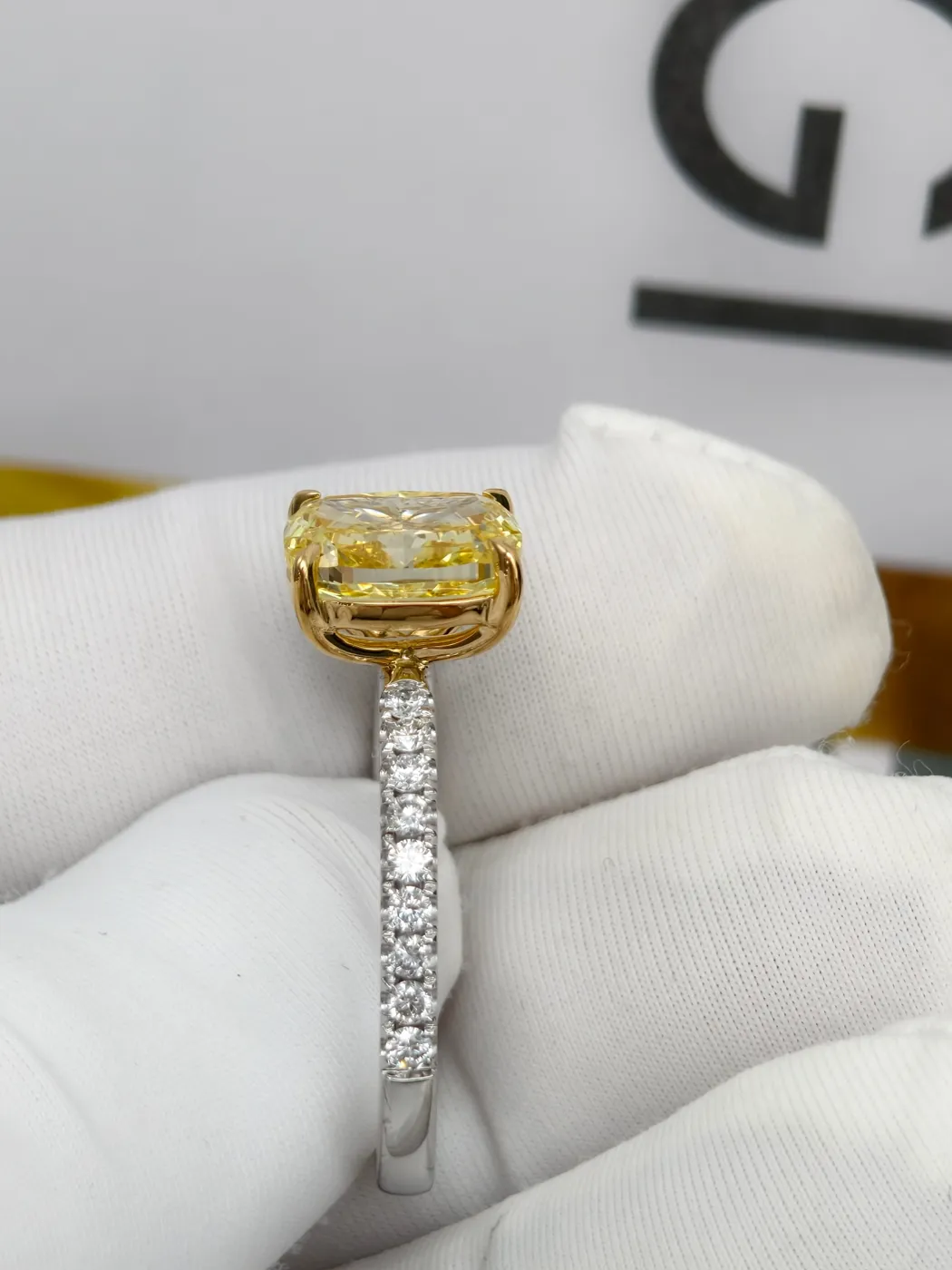 Кольцо с жёлтым бриллиантом «Кушон» и дорожкой, 3 ct — фото 2
