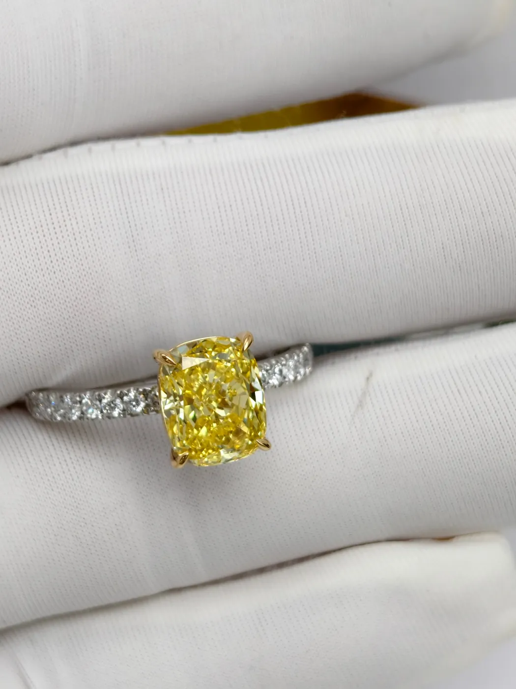Кольцо с жёлтым бриллиантом «Кушон» и дорожкой, 3 ct — фото 3